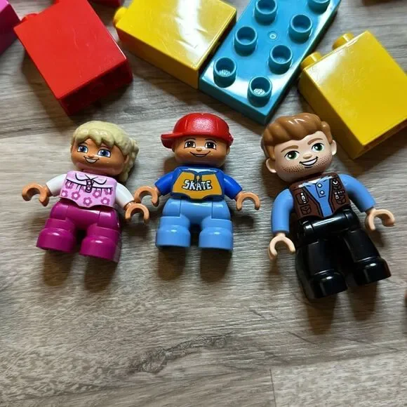 Legos. Duplo sets. The whole lot here. 90 Legos. Jurassic Park dinosaur - Picture 6 of 6